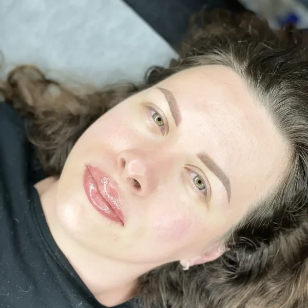 powdering eyebrows